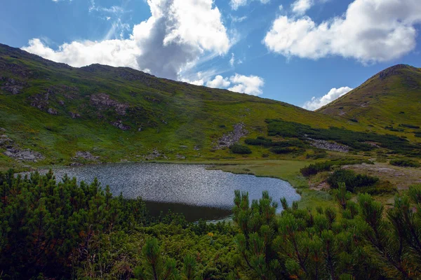 Vista Lago Nesamovyte Nas Montanhas Dos Cárpatos Ucranianos — Fotografia de Stock