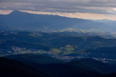 Gorgan bölgesinde güneş ışığı ve dramatik gökyüzü, Karpatya dağları