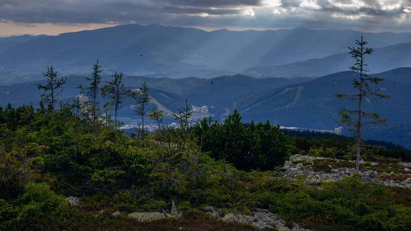 喀尔巴阡山脉Gorgans地区的阳光和戏剧性的天空 — 图库照片