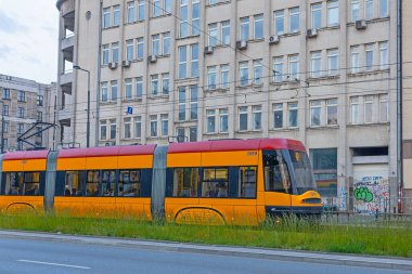 Polonya, Varşova, 14 Haziran 2023: Toplu taşıma için bir tramvay ve otobüs durağı. Otobüsler ve tramvaylar durur, yolcular araçlarını bekler, araçlara biner ve inerler..