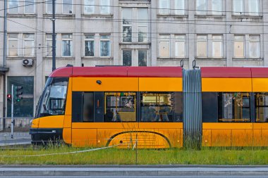 Polonya, Varşova, 14 Haziran 2023: Toplu taşıma için bir tramvay ve otobüs durağı. Otobüsler ve tramvaylar durur, yolcular araçlarını bekler, araçlara biner ve inerler..