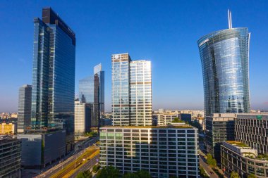 Varşova, Polonya. 15 Haziran 2023: Varşova 'daki modern gökdelenlerin ve iş merkezlerinin manzarası. Şehir merkezinin yukarıdan görünüşü. Varşova, Polonya.