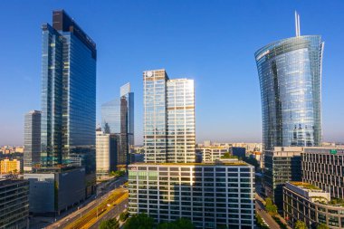 Varşova, Polonya. 15 Haziran 2023: Varşova 'daki modern gökdelenlerin ve iş merkezlerinin manzarası. Şehir merkezinin yukarıdan görünüşü. Varşova, Polonya.