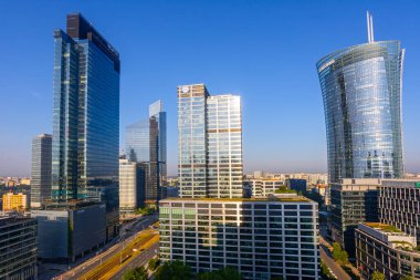 Varşova, Polonya. 15 Haziran 2023: Varşova 'daki modern gökdelenlerin ve iş merkezlerinin manzarası. Şehir merkezinin yukarıdan görünüşü. Varşova, Polonya.