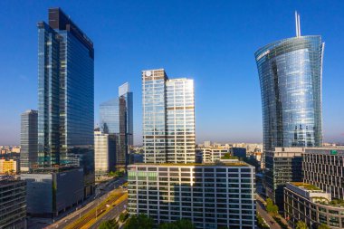 Varşova, Polonya. 15 Haziran 2023: Varşova 'daki modern gökdelenlerin ve iş merkezlerinin manzarası. Şehir merkezinin yukarıdan görünüşü. Varşova, Polonya.