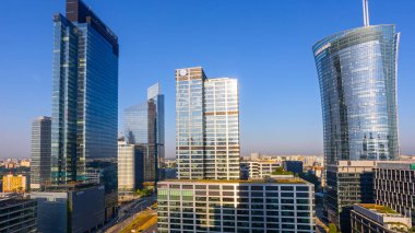 Varşova, Polonya. 15 Haziran 2023: Varşova 'daki modern gökdelenlerin ve iş merkezlerinin manzarası. Şehir merkezinin yukarıdan görünüşü. Varşova, Polonya.