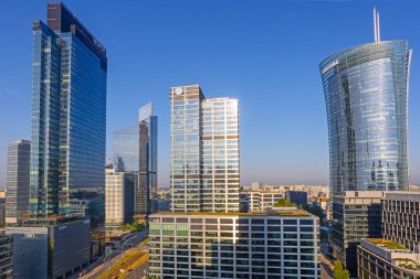 Varşova, Polonya. 15 Haziran 2023: Varşova 'daki modern gökdelenlerin ve iş merkezlerinin manzarası. Şehir merkezinin yukarıdan görünüşü. Varşova, Polonya.