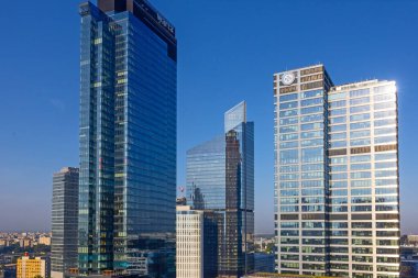 Varşova, Polonya. 15 Haziran 2023: Varşova 'daki modern gökdelenlerin ve iş merkezlerinin manzarası. Şehir merkezinin yukarıdan görünüşü. Varşova, Polonya.