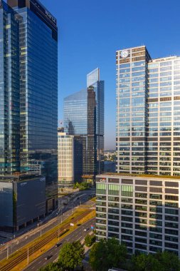 Varşova, Polonya. 15 Haziran 2023: Varşova 'daki modern gökdelenlerin ve iş merkezlerinin manzarası. Şehir merkezinin yukarıdan görünüşü. Varşova, Polonya.