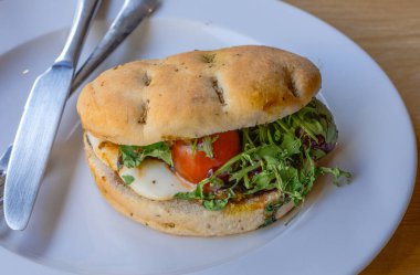 Capsese ciabatta Tahta masadaki beyaz tabakta