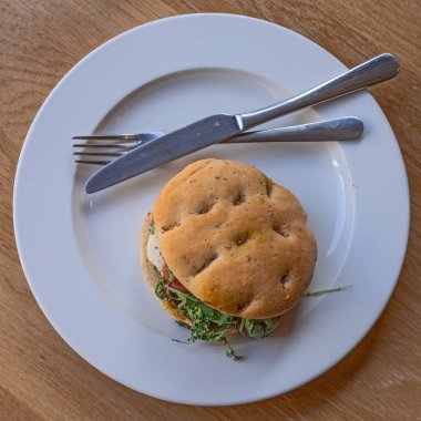 Capsese ciabatta Tahta masadaki beyaz tabakta