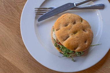 Capsese ciabatta Tahta masadaki beyaz tabakta