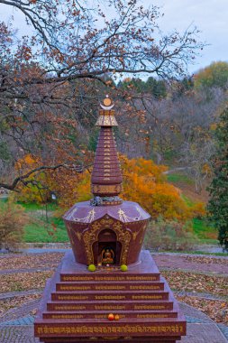 Ukrayna 'daki Kyiv Botanik Bahçesinde Budist bayrakları ve çardakları