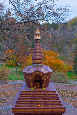 Ukrayna 'daki Kyiv Botanik Bahçesinde Budist bayrakları ve çardakları