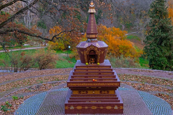 Buddhistiska Flaggor Och Lusthus Kiev Botaniska Trädgården Ukraina — Stockfoto