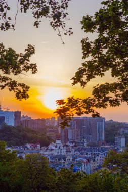 Podil ilçesi üzerinde gün batımında güzel binalar, Kyiv, Ukrayna