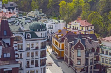 Kyiv 'deki modern Vozdvizhenka mahallesindeki binaların renkli çatı manzarası. 