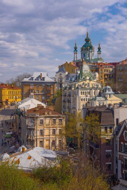 Kyiv, Ukrayna 23 Nisan 2023: Tarihi St. Andrew Kilisesi 'nin üst görüşü. Podil bölgesinin güzel bir manzarası.