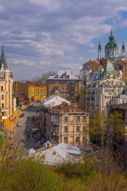 Kyiv, Ukrayna 23 Nisan 2023: Tarihi St. Andrew Kilisesi 'nin üst görüşü. Podil bölgesinin güzel bir manzarası.