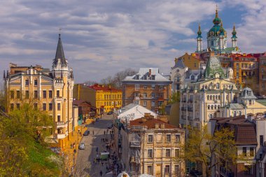 Kyiv, Ukrayna 23 Nisan 2023: Tarihi St. Andrew Kilisesi 'nin üst görüşü. Podil bölgesinin güzel bir manzarası.