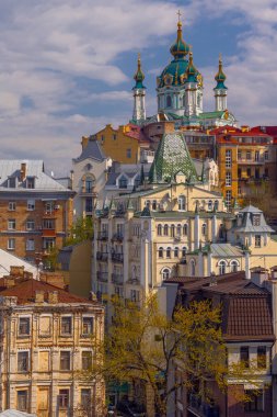 Tarihi St. Andrew Kilisesi 'nin en iyi manzarası. Podil bölgesinin güzel bir manzarası.