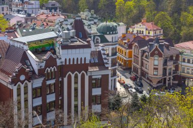 Kyiv, Ukrayna - 23 Nisan 2023: Kyiv 'deki modern Vozdvizhenka mahallesindeki binaların renkli çatılarının hava manzarası. 