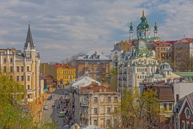 Kyiv, Ukrayna 23 Nisan 2023: Tarihi St. Andrew Kilisesi 'nin üst görüşü. Podil bölgesinin güzel bir manzarası.