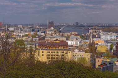 Dnipro nehri üzerindeki Kyiv Podil 'in eski bölgesinin resimli üst panoramik manzarası. Baharda