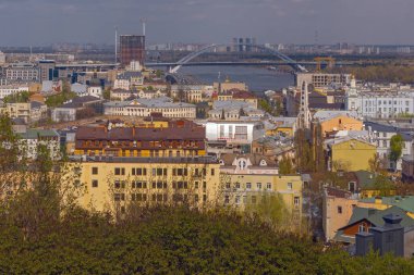 Dnipro nehri üzerindeki Kyiv Podil 'in eski bölgesinin resimli üst panoramik manzarası. Baharda