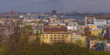 Dnipro nehri üzerindeki Kyiv Podil 'in eski bölgesinin resimli üst panoramik manzarası. Baharda