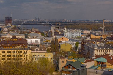 Dnipro nehri üzerindeki Kyiv Podil 'in eski bölgesinin resimli üst panoramik manzarası. Baharda