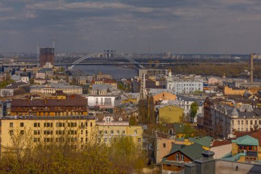 Dnipro nehri üzerindeki Kyiv Podil 'in eski bölgesinin resimli üst panoramik manzarası. Baharda