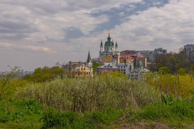 Kyiv, Ukrayna 23 Nisan 2023: Tarihi St Andrews Kilisesi 'nin üst görüşü. Podil bölgesinin güzel bir manzarası.