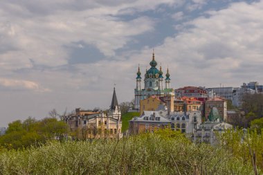 Tarihi St. Andrew Kilisesi 'nin en iyi manzarası. Podil bölgesinin güzel bir manzarası.