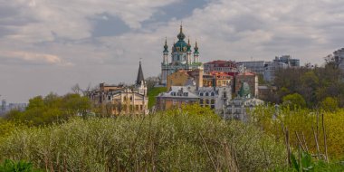 Tarihi St. Andrew Kilisesi 'nin en iyi manzarası. Podil bölgesinin güzel bir manzarası.