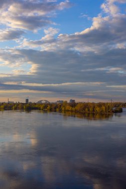 Ukrayna, Kyiv 'deki Dinyeper nehrinin üzerinde bahar günbatımı