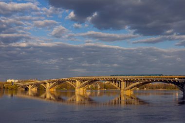 Metro köprüsü ve Dnipro nehri gün batımında Ukrayna, Kyiv 'de.