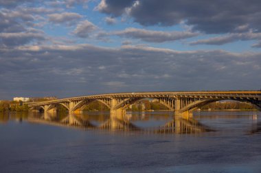 Metro köprüsü ve Dnipro nehri gün batımında Ukrayna, Kyiv 'de.