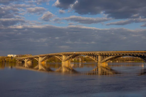 ウクライナ キエフの日没時にメトロブリッジとダニプロ川 — ストック写真