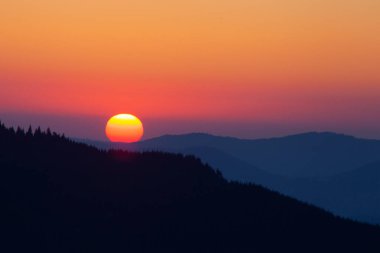 Ukrayna 'daki Karpat Dağları' ndaki Dragobrat 'ın üzerinde gün doğumu gökyüzü