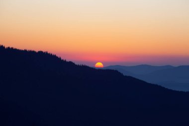 Ukrayna 'daki Karpat Dağları' ndaki Dragobrat 'ın üzerinde gün doğumu gökyüzü