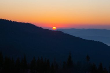 Ukrayna 'daki Karpat Dağları' ndaki Dragobrat 'ın üzerinde gün doğumu gökyüzü