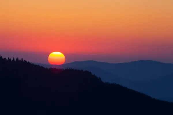 stock image Sunrise sky over the Dragobrat in Carpathian mountains, Ukraine