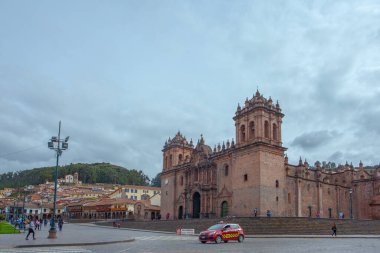 CUSCO, PERU - 30 JAPRIL 2022: İsa Cemiyeti Kilisesi Plaza de Armas Square, Cusco, Peru 'da gökyüzüne karşı