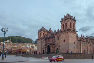 CUSCO, PERU - 30 JAPRIL 2022: İsa Cemiyeti Kilisesi Plaza de Armas Square, Cusco, Peru 'da gökyüzüne karşı