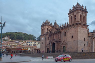 CUSCO, PERU - 30 JAPRIL 2022: İsa Cemiyeti Kilisesi Plaza de Armas Square, Cusco, Peru 'da gökyüzüne karşı
