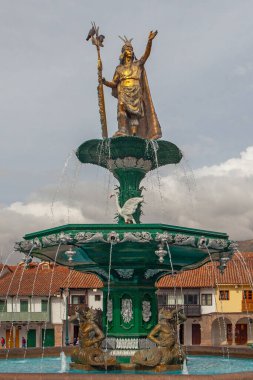 Peru 'daki Cusco' daki Plaza de Armas 'ta bulunan su çeşmesinin üzerinde duran İnka İmparatoru Manco Capac' a adanmış heykel. Sol tarafta İsa Cemiyeti Kilisesi duruyor..