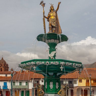 Peru 'daki Cusco' daki Plaza de Armas 'ta bulunan su çeşmesinin üzerinde duran İnka İmparatoru Manco Capac' a adanmış heykel. Sol tarafta İsa Cemiyeti Kilisesi duruyor..
