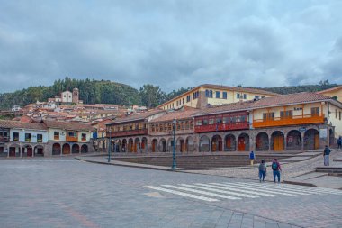 CUSCO, PERU - 30 JAPRIL 2022: Cuzco 'daki ana meydan, And Dağları manzarası 