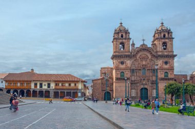 CUSCO, PERU - 30 JAPRIL 2022: İsa Cemiyeti Kilisesi Plaza de Armas Square, Cusco, Peru 'da gökyüzüne karşı